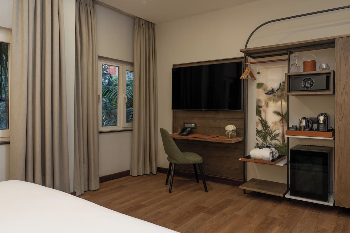 Ropa de cama de alta calidad y caja de seguridad en la habitación