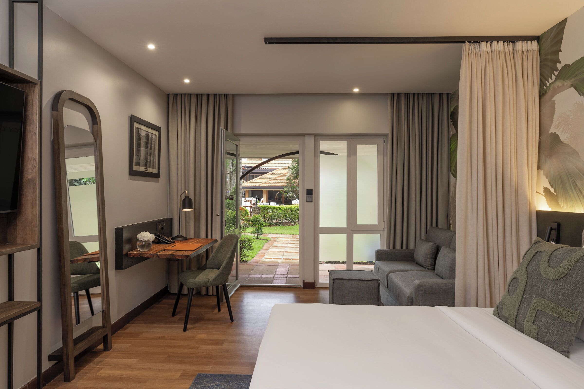 Ropa de cama de alta calidad y caja de seguridad en la habitación 