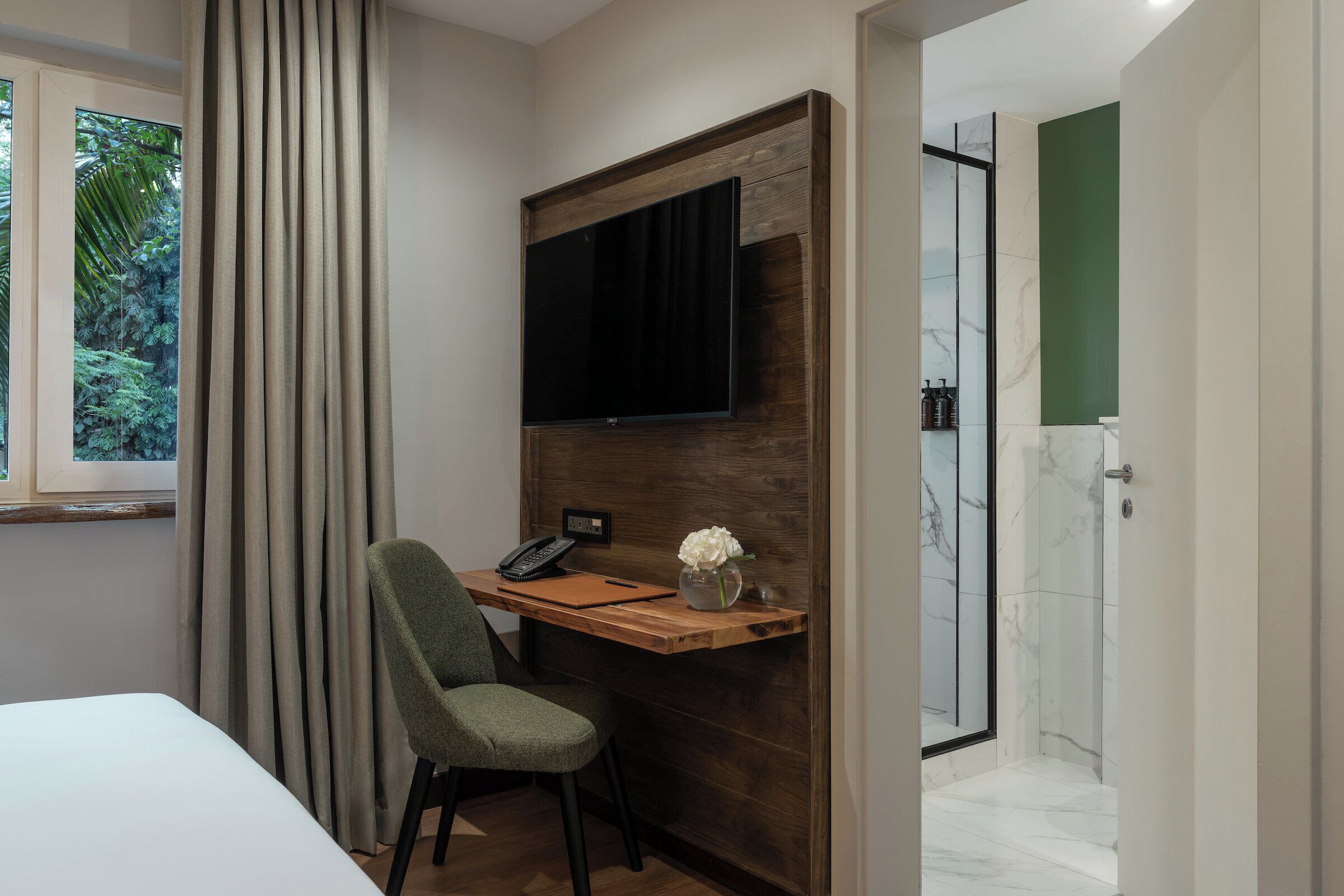 Sengetøy av topp kvalitet, safe på rommet og individuelt dekorert