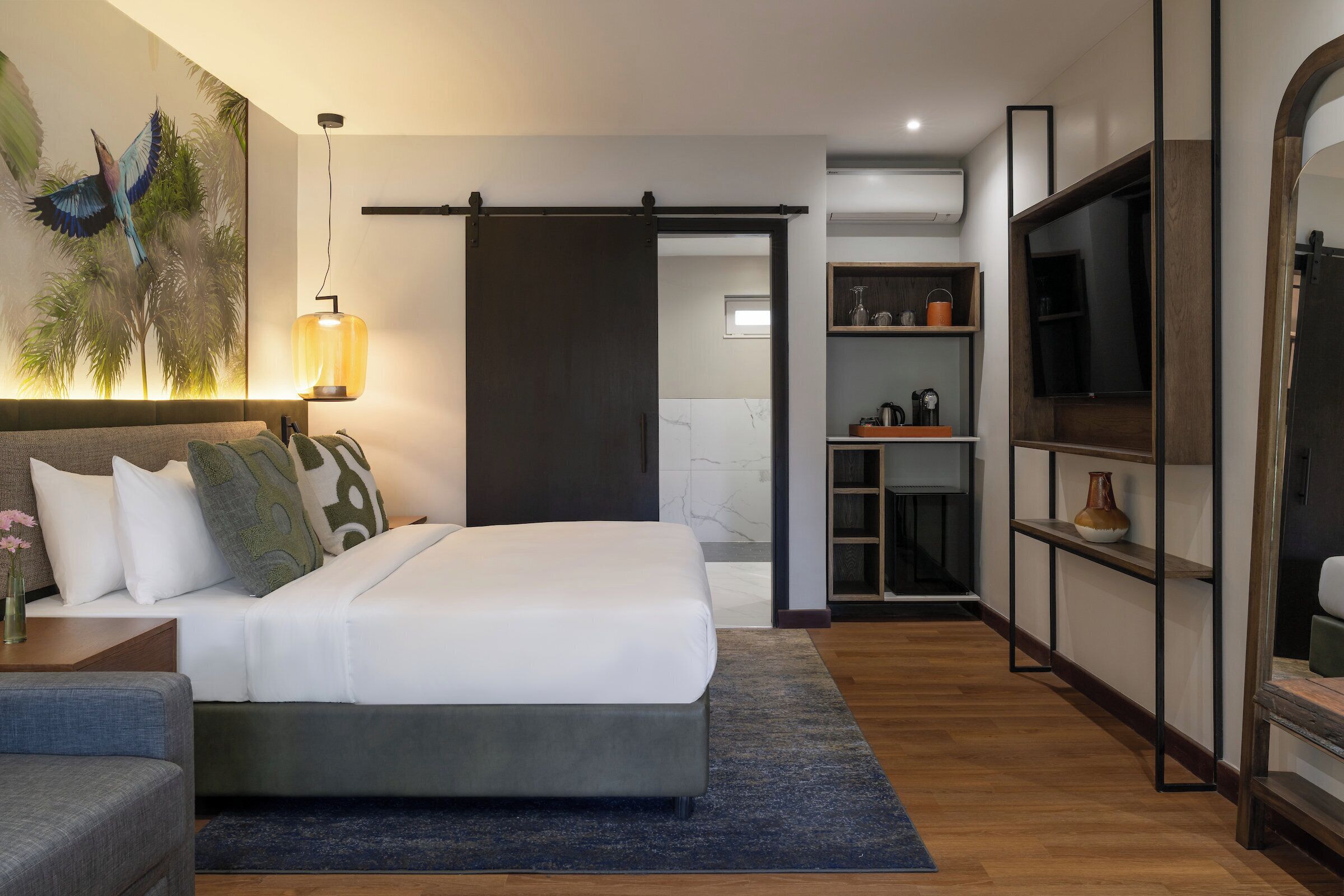 Rom – grand, 1 kingsize-seng, balkong, bassengutsikt | Sengetøy av topp kvalitet, safe på rommet og individuelt dekorert