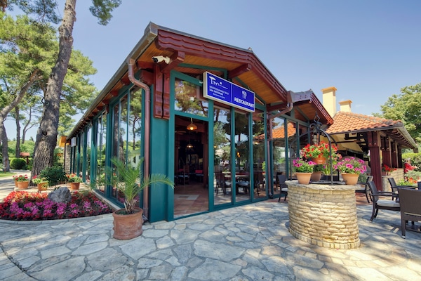 Cocina mediterránea, restaurante con mesas al aire libre