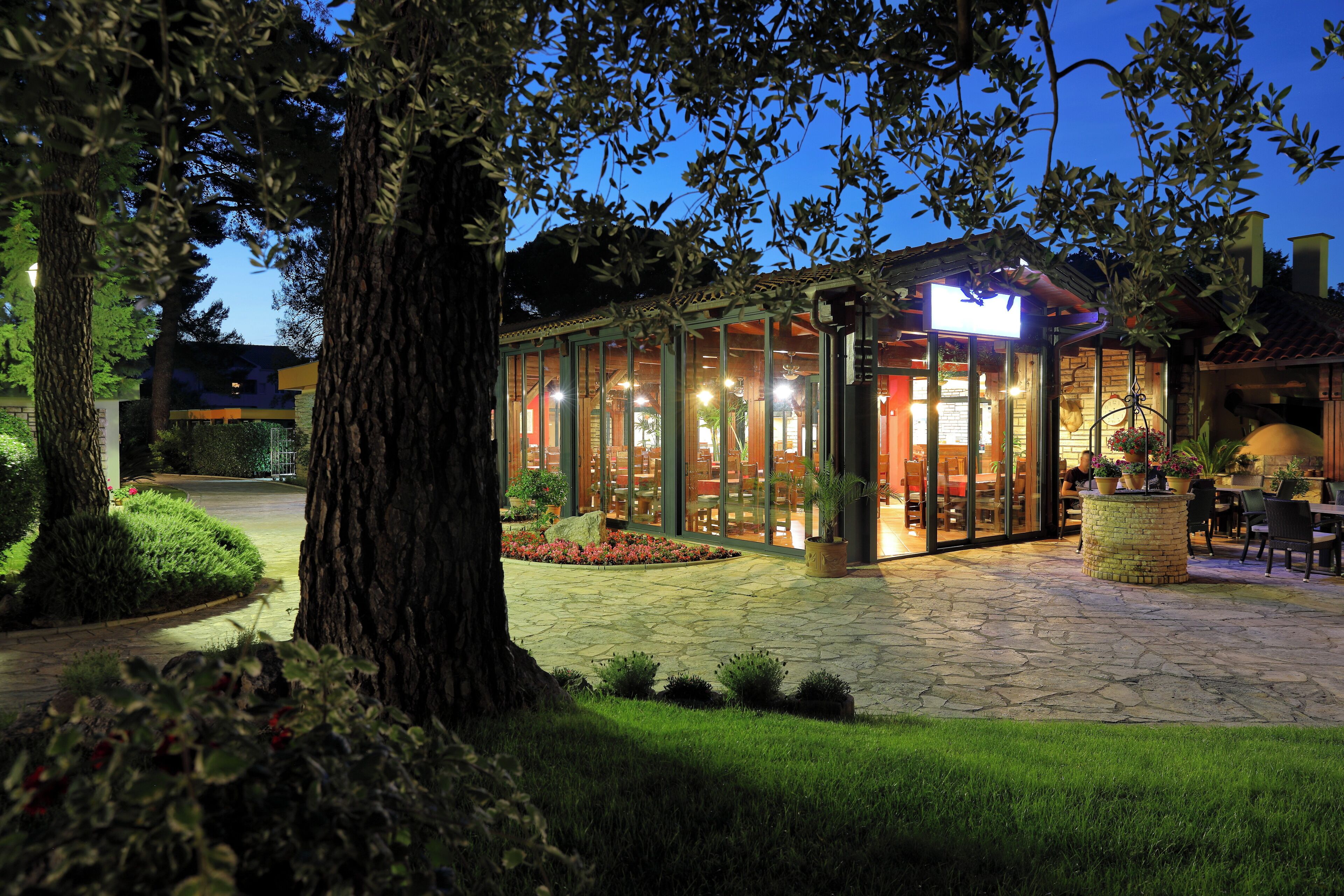 Mediterranean cuisine, al fresco dining 