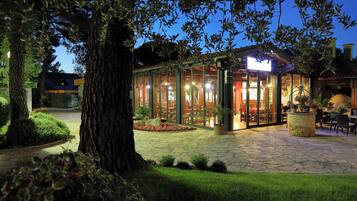 Mediterranean cuisine, al fresco dining