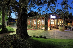 Mediterranean cuisine, al fresco dining - The Mediterranean Village San Antonio (Biograd na Moru)