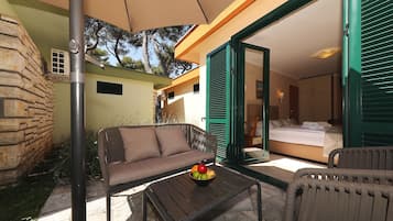 Superior-Dreibettzimmer | Schreibtisch, Babybetten, kostenloses WLAN, Bettwäsche