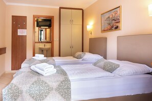 Habitación estándar con 2 camas individuales | Escritorio, cunas (de pago), wifi gratis y ropa de cama