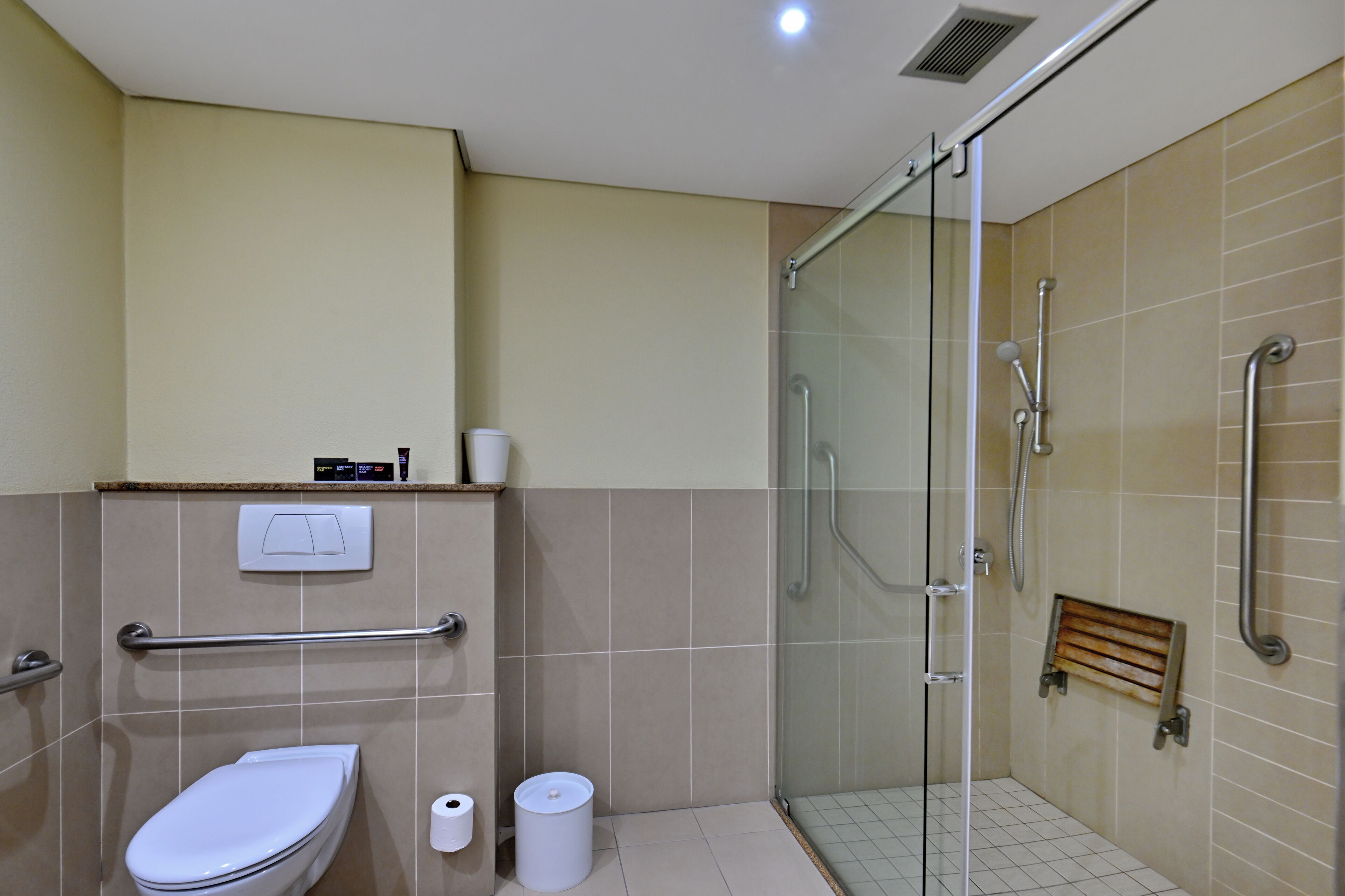 separate bathtub and shower, hair dryer, towels