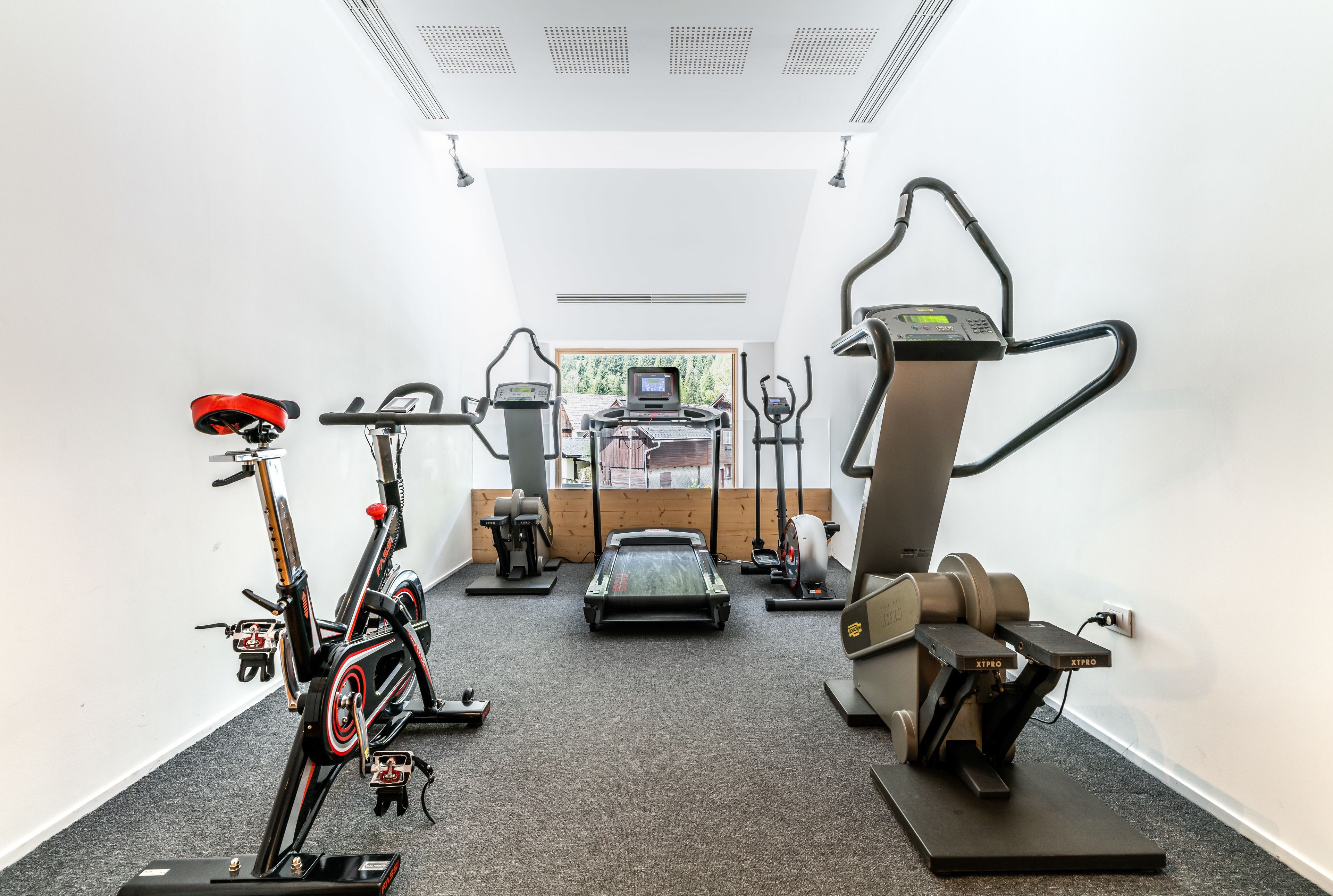 Ett gym med motionscyklar, löpband och crosstrainers.