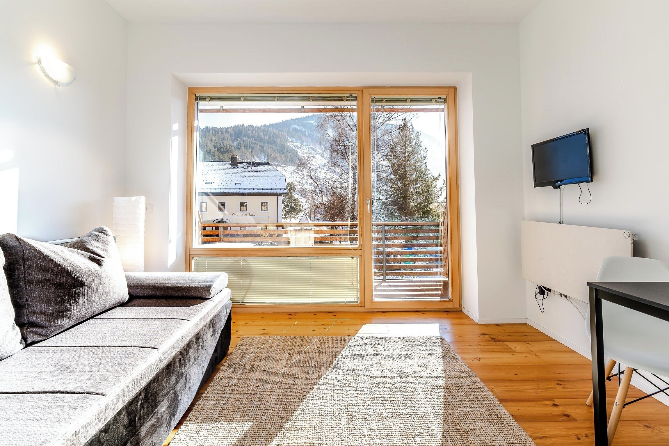 Studio, balkon | Area keluarga | TV layar datar