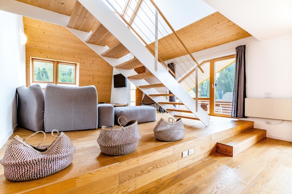 Penthouse superior, 2 habitaciones | Área de sala de estar | Televisión de pantalla plana