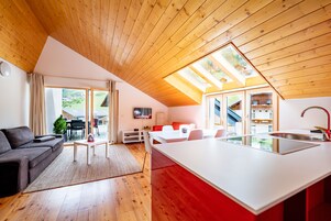 Apartamento Confort, 2 habitaciones, balcón | Zona de estar | Una televisión de pantalla plana