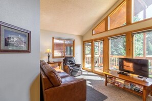 Suite Standard, 2 chambres, foyer, vue sur le fleuve | Aire de séjour | Téléviseur à écran plat, lecteur de DVD