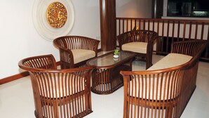 Lobby sitting area - Lullaby Inn Silom (Bangkok)