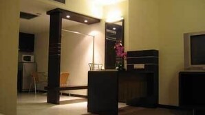 Una sala de estar moderna con un sofá, una mesa de centro y un televisor.