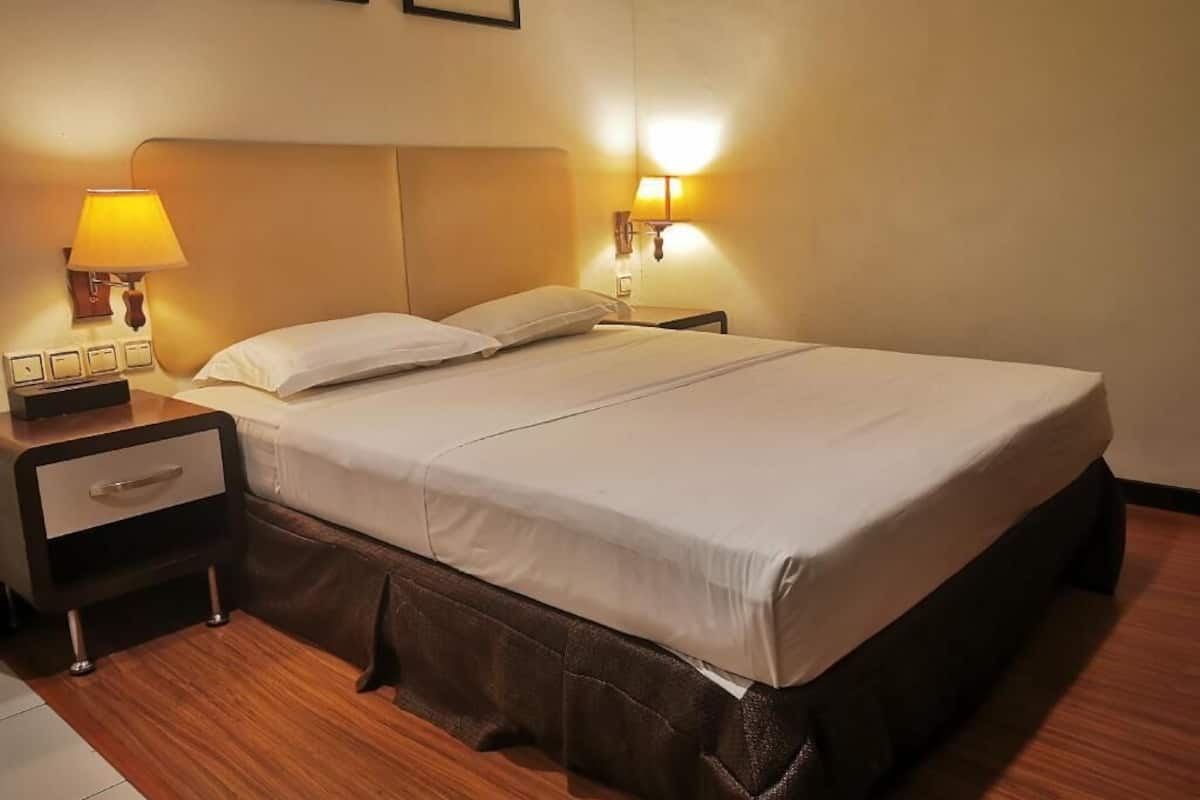 In-room safe, iron/ironing board, free WiFi