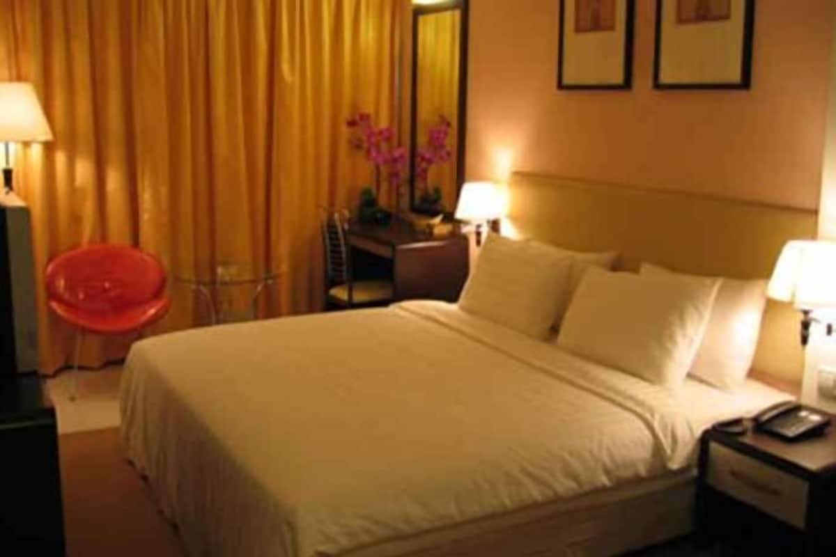 In-room safe, iron/ironing board, free WiFi