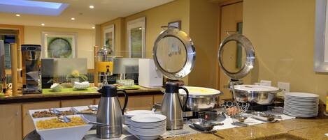 Petit déjeuner buffet servi les week-ends (85 ZAR par personne)