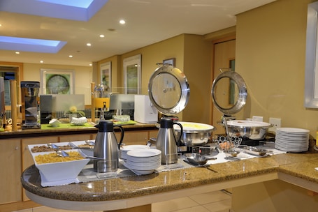 Desayuno buffet los fines de semana (ZAR 85 por persona)