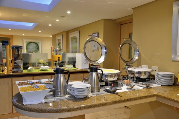 逢周末供应自助式早餐(每人 ZAR 85)