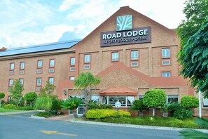 A brick building with a sign reading "Road Lodge by City Lodge Hotels". - Road Lodge Randburg (Randburg)