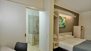A modern hotel room with a shower, a bed, a desk, and a chair. - Road Lodge Richards Bay (Richards Bay)