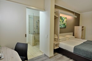 Chambre avec lits jumeaux, accessible aux personnes à mobilité réduite, non-fumeur | Salle de bain