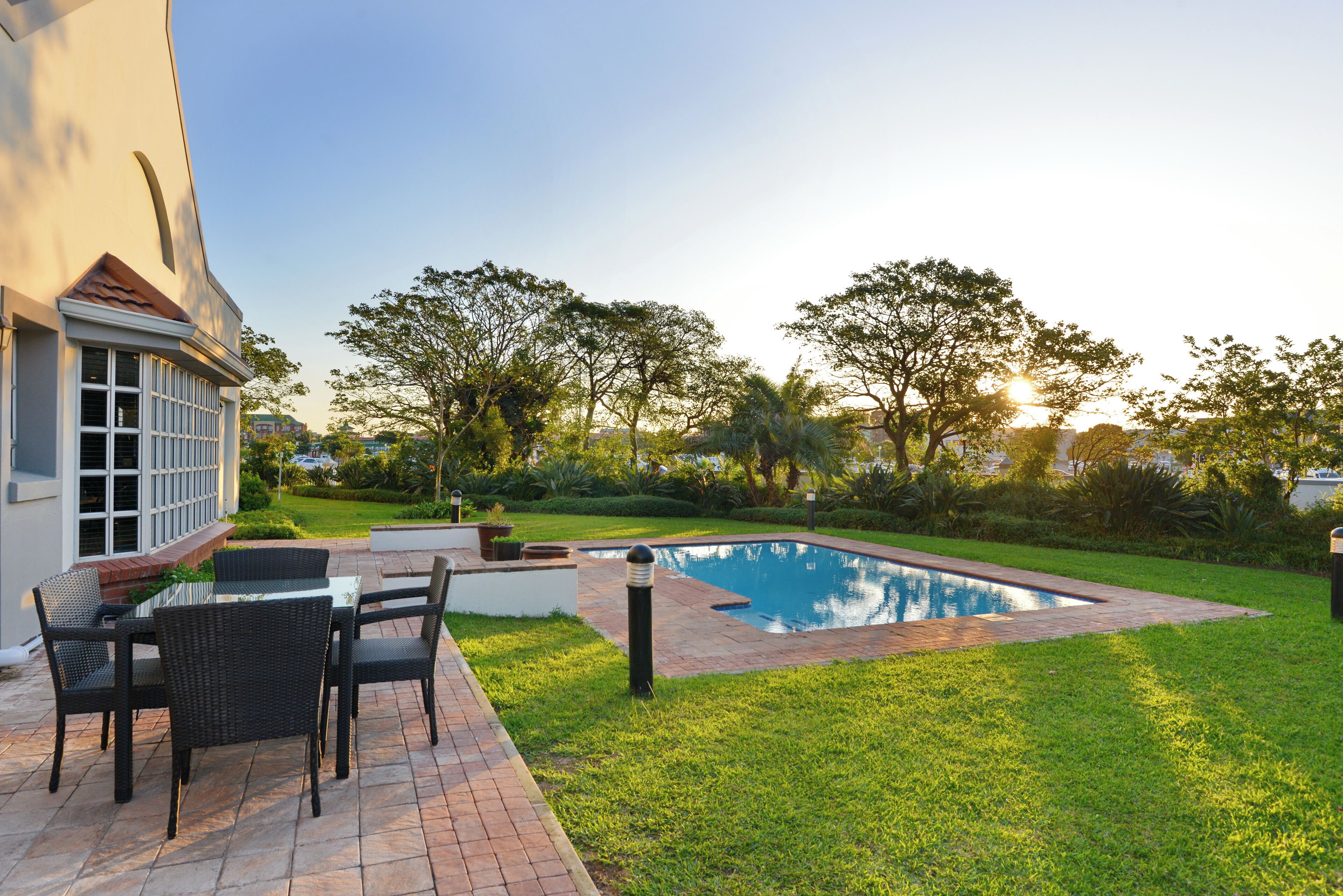 สระว่ายน้ำกลางแจ้ง