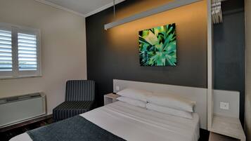 Bureau, rideaux occultants, Wi-Fi gratuit, draps fournis