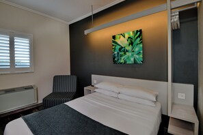 Escritorio, cortinas blackout, wifi gratis y ropa de cama