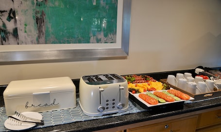 Daily buffet breakfast (ZAR 85.00 per person)