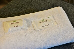 Een douche, een haardroger, handdoeken