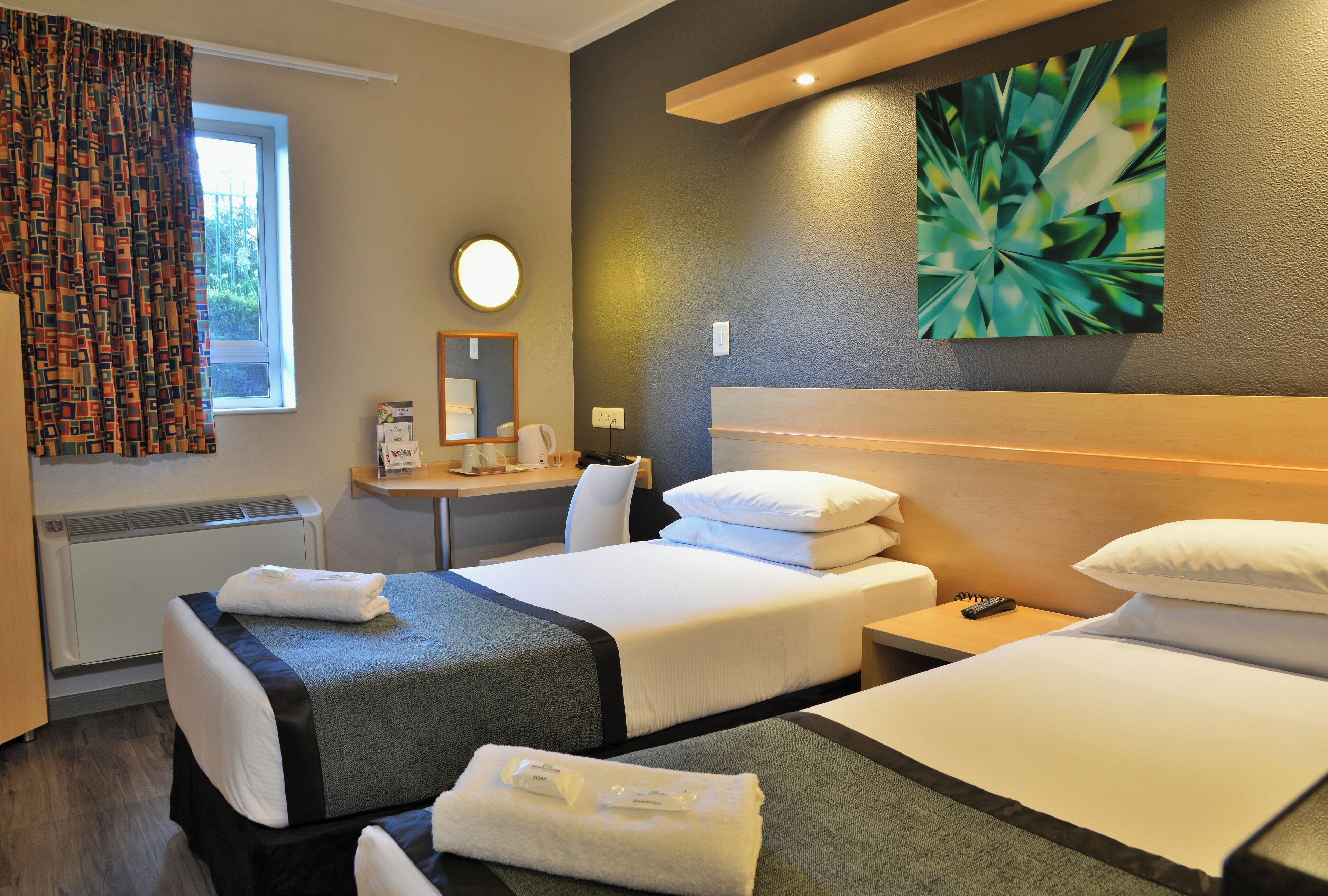 办公桌、遮光窗帘、熨斗/熨板、免费 WiFi