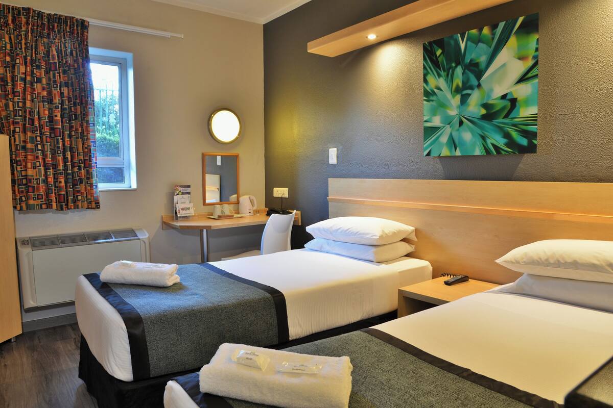 Een bureau, verduisterende gordijnen, een strijkplank/strijkijzer