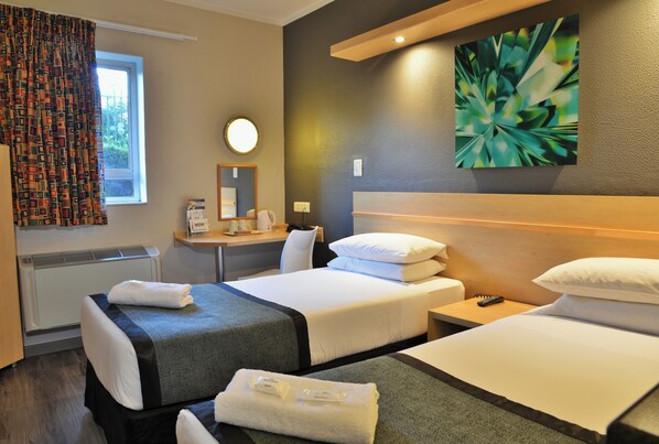 Een bureau, verduisterende gordijnen, een strijkplank/strijkijzer