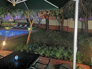 Outdoor pool, pool umbrellas, sun loungers - Road Lodge Rustenburg (Rustenburg)