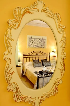 Ropa de cama hipoalergénica y caja de seguridad en la habitación