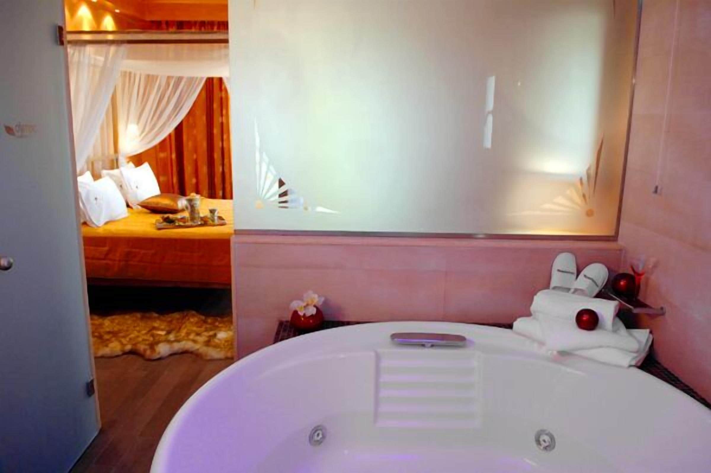 xxxsuite | jetted bathtub