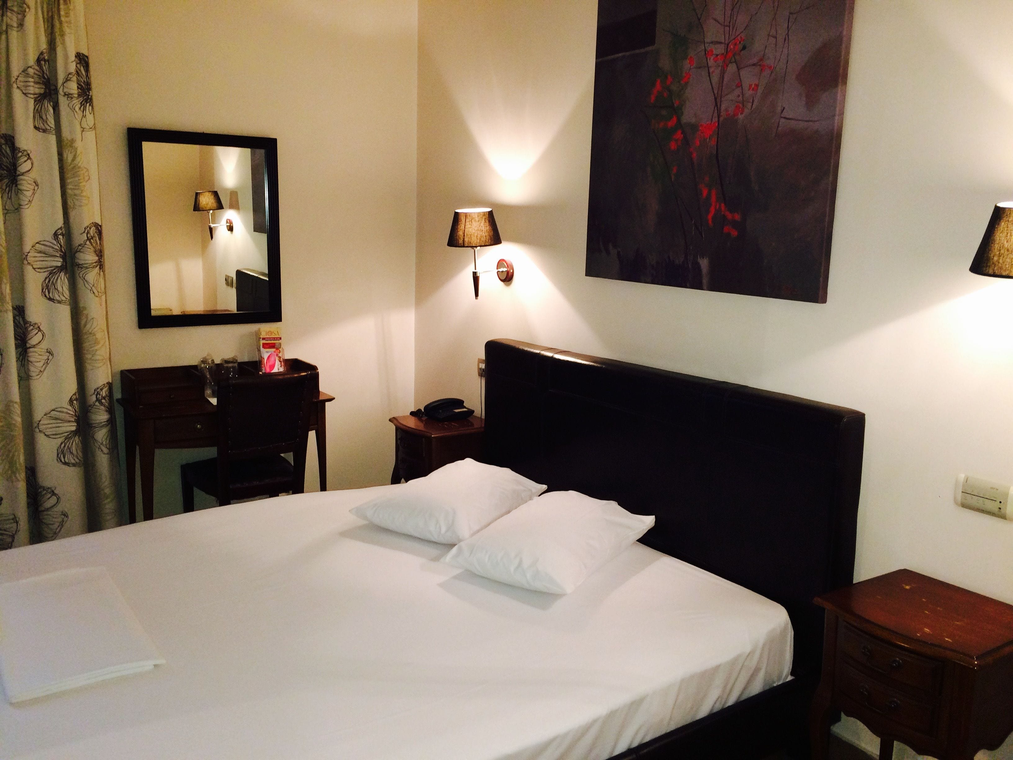 economy room (semi basement) | hypo-allergenic bedding, in-room safe, soundproofing, iron/ironing board