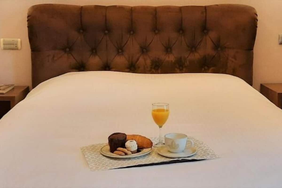 Hypo-allergenic bedding available, in-room safe, soundproofing