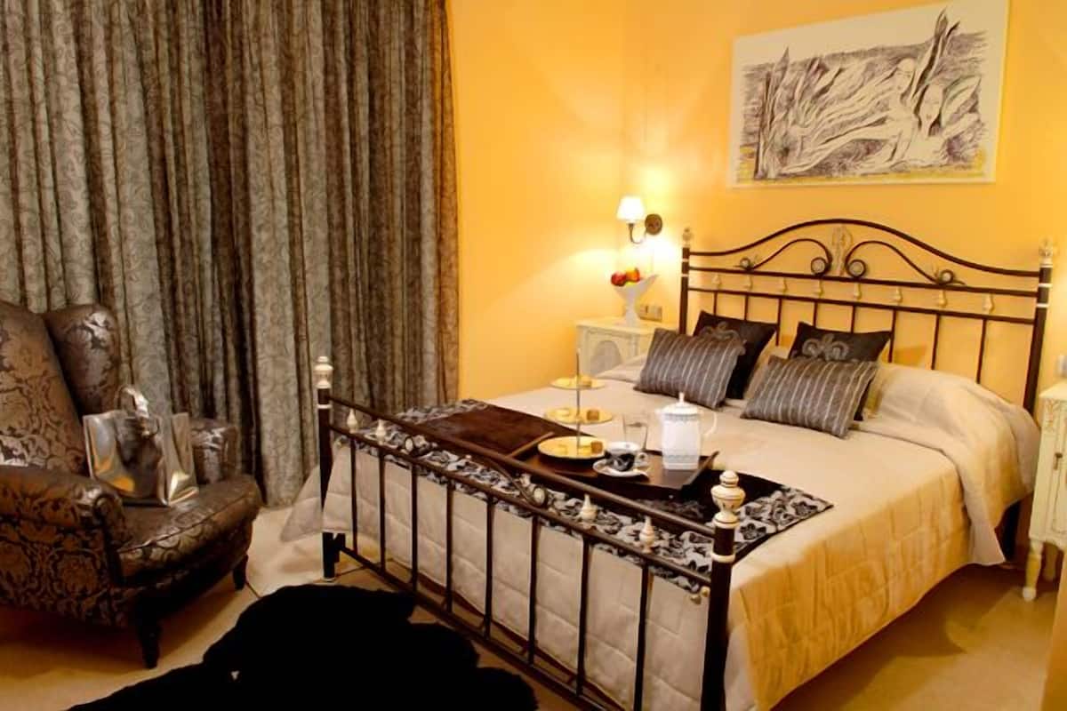 Standard Double / Twin Room | Hypo-allergenic bedding, in-room safe, soundproofing, iron/ironing board