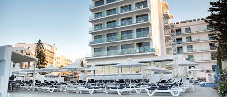 Piscina stagionale all'aperto, ombrelloni da piscina, lettini