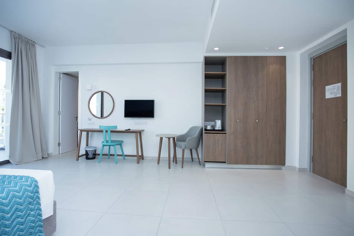 Family Room (for 4) | 1 bedroom, soundproofing, free WiFi, bed sheets