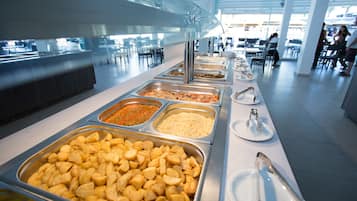 Tägliches Frühstücksbuffet (8 EUR pro Person)