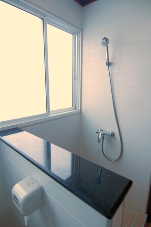 Standard Room | Bathroom | Shower, free toiletries, towels - Sky Suites (Bangkok)