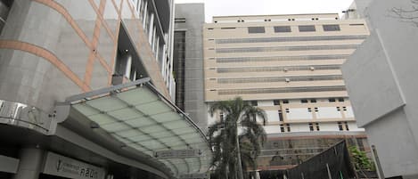 Vista frontal de la propiedad