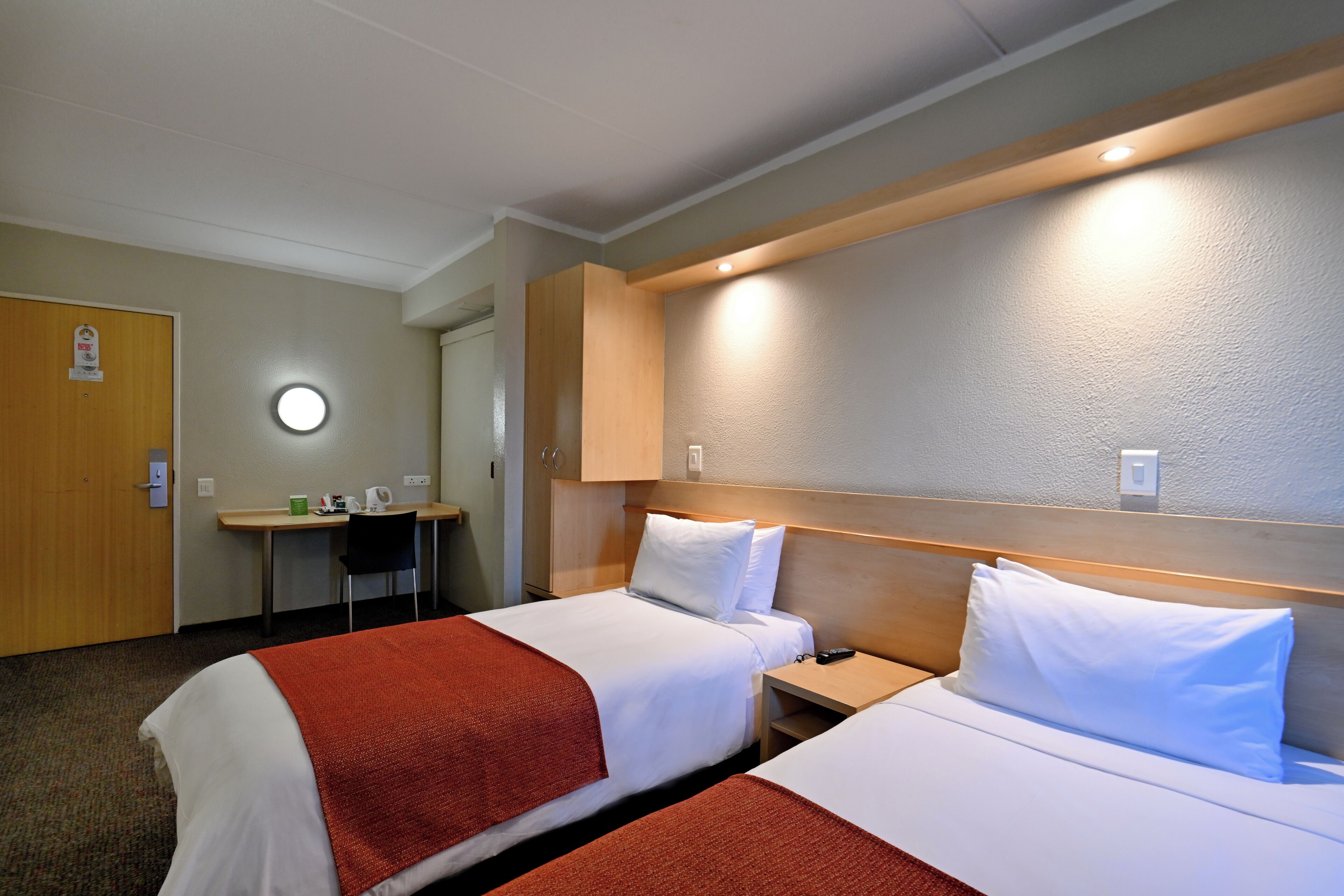 Escriptori, espai de treball apte per a portàtils i cortines opaques 