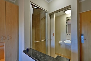 Een douche, een haardroger, handdoeken