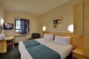 Escritorio, cortinas blackout, cunas gratuitas y wifi gratis 