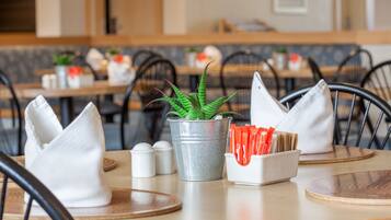 Sarapan prasmanan setiap hari dengan biaya tambahan