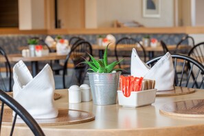 Desayuno buffet todos los días (con cargo)